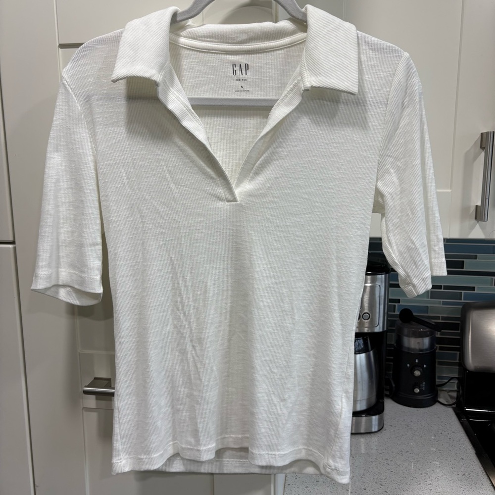 GAP women’s short sleeve ribbed collared top